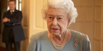 Isabel II, enferma de COVID con “síntomas leves”