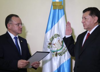 Edgar Leonel Álvarez Quisquinay es juramentado como viceministro de Tecnología, del Mingob