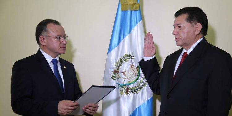 Edgar Leonel Álvarez Quisquinay es juramentado como viceministro de Tecnología, del Mingob