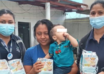 Sesan entrega NutriNiños durante visitas domiciliares en Poptún