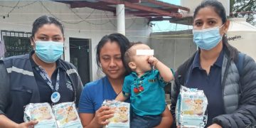 Sesan entrega NutriNiños durante visitas domiciliares en Poptún