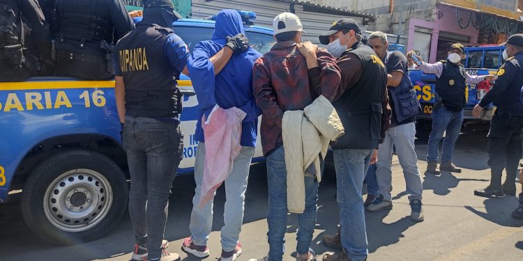 PNC decomisa droga y dinero durante allanamientos