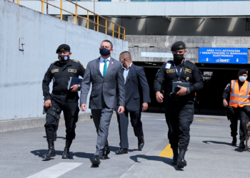 Agentes antinarcóticos de PNC mantienen operativos en el aeropuerto La Aurora