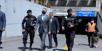 Agentes antinarcóticos de PNC mantienen operativos en el aeropuerto La Aurora