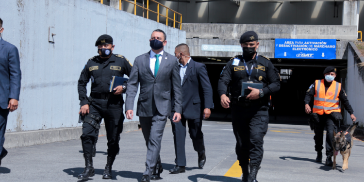 Agentes antinarcóticos de PNC mantienen operativos en el aeropuerto La Aurora