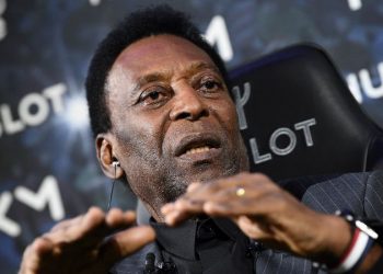 Pelé vuelve al hospital para continuar tratamiento