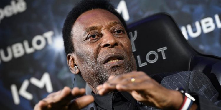Pelé vuelve al hospital para continuar tratamiento