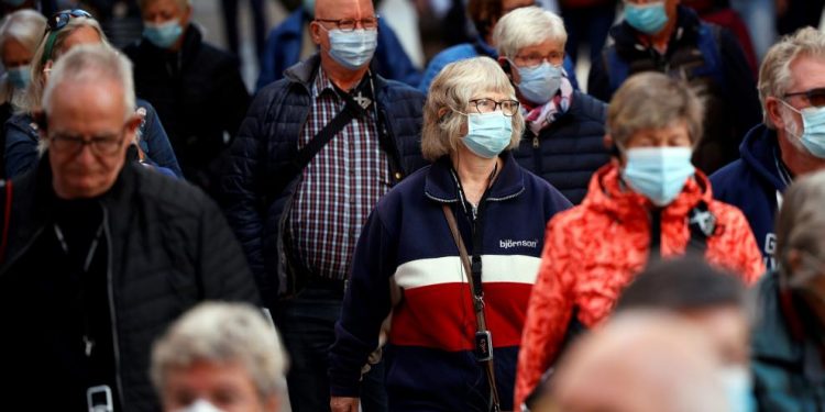 El ECDC reitera que mascarillas reducen transmisión y protegen a vulnerables