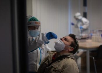 OMS reduce sus tiempos de cuarentena recomendados ante la variante ómicron