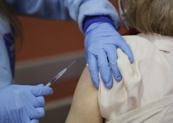 EMA explica que la cuarta dosis en inmunodeprimidos es su “primer refuerzo”