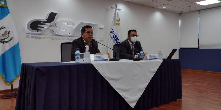 Autoridades de la SAT durante la conferencia de prensa.