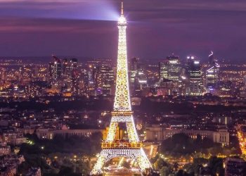 La Torre Eiffel se ilumina con los colores de Ucrania