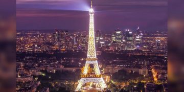 La Torre Eiffel se ilumina con los colores de Ucrania