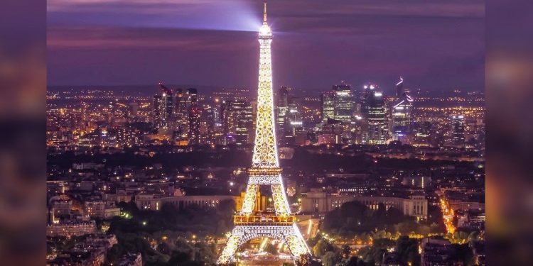La Torre Eiffel se ilumina con los colores de Ucrania
