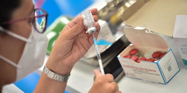 Moderna logra su primer año de beneficios en 2021 gracias a vacuna contra el COVID