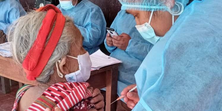 Huehuetecos atienden llamado y se vacunan contra el COVID-19