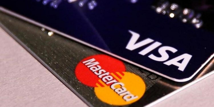 Visa y Mastercard suspenden sus operaciones en Rusia