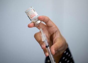 Moderna prueba combinar su vacuna contra el COVID-19 con una específica contra ómicron