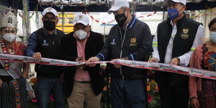 El presidente Alejandro Giammattei y autoridades locales inauguraron la obra.