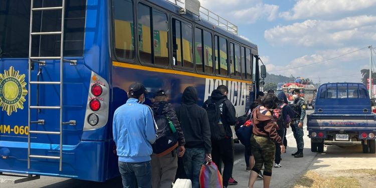 Remiten a MigraciÃ³n a 19 personas que ingresaron a Guatemala de forma irregular