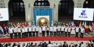 Presidente Alejandro Giammattei en el acto efectuado en el Patio de la Vida.