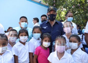 Estudiantes cuentan con remodelada escuela en Huité