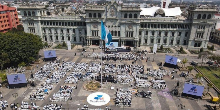 El acto especial se efectuó frente al Palacio Nacional de la Cultura.