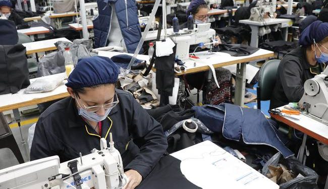 Prendas blindadas fabricadas en Colombia buscan salvar vidas en Ucrania
