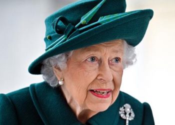 Isabel II vuelve al trabajo una semana después de dar positivo por COVID-19