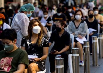 Contagios y muertes por COVID-19 siguen bajando en América