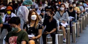 Contagios y muertes por COVID-19 siguen bajando en América