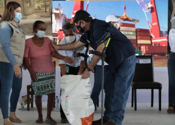 Presidente Giammattei lideró la entrega de alimentos a familias de Zacapa.