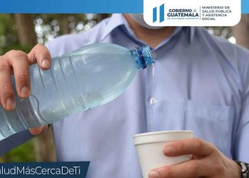 Conozca los riesgos de no beber suficiente agua en el verano