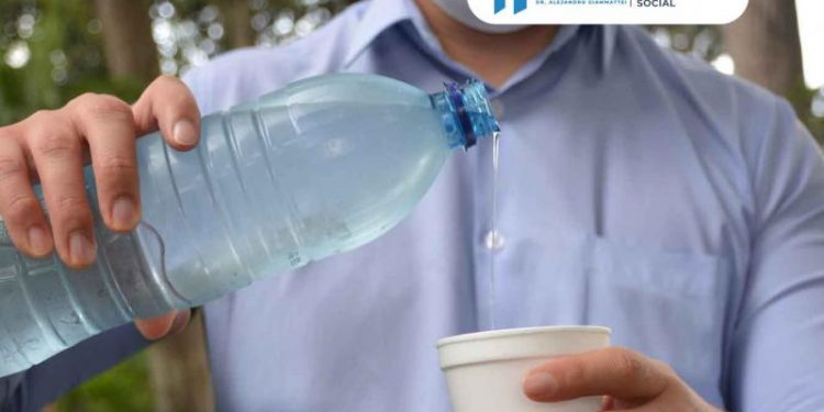 Conozca los riesgos de no beber suficiente agua en el verano