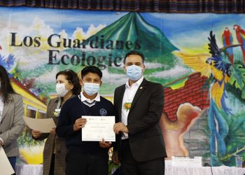 Al finalizar su capacitación el titular del Marn, entrega un diploma a los participantes.