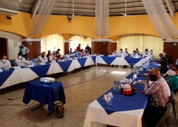 Autoridades locales de Escuintla durante la reunión.