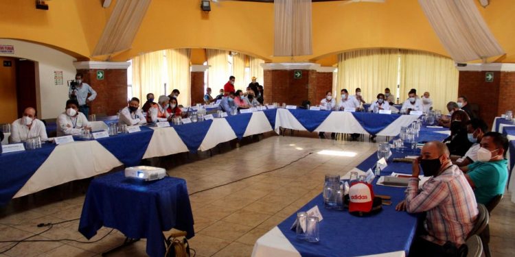 Autoridades locales de Escuintla durante la reunión.