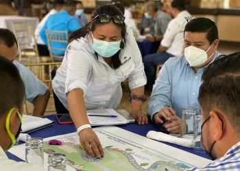 Autoridades municipales participaron en las mesas de análisis.