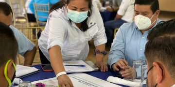 Autoridades municipales participaron en las mesas de análisis.