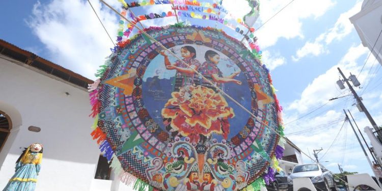 Exhiben barriletes gigantes en Flores, Petén