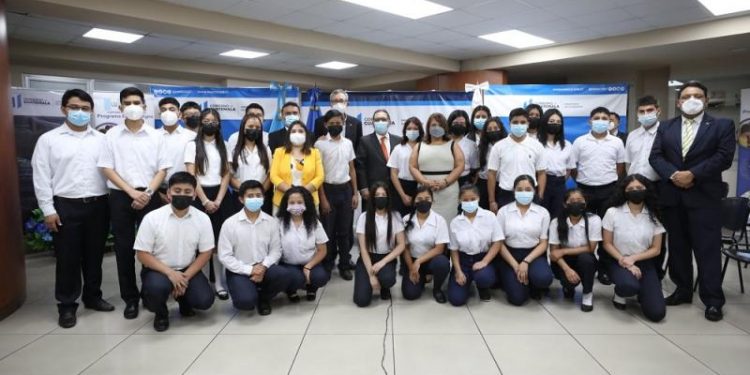 Otorgan becas a 25 jóvenes para fortalecer sus capacidades laborales