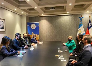 Canciller Búcaro durante las reuniones efectuadas en Chile.