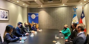 Canciller Búcaro durante las reuniones efectuadas en Chile.