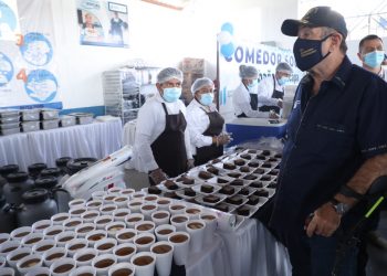 Mandatario supervisa comedor social en Zacapa