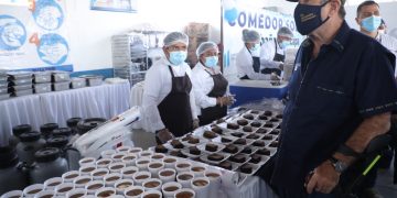 Mandatario supervisa comedor social en Zacapa