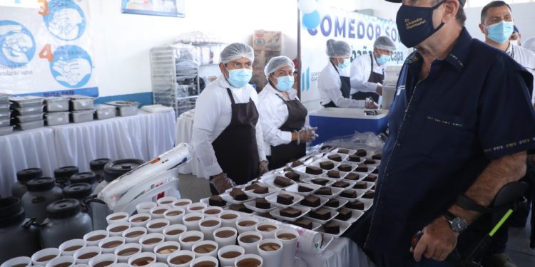 Mandatario supervisa comedor social en Zacapa