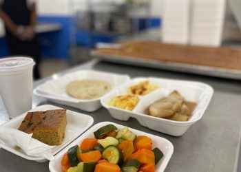 Mides otorga 300 raciones de alimentos al día a migrantes retornados