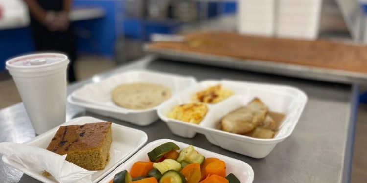 Mides otorga 300 raciones de alimentos al día a migrantes retornados