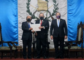 Presidente recibe cartas credenciales de embajadores