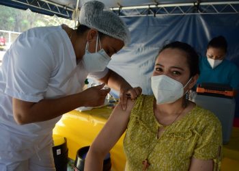 El Ministerio de Salud cuenta con más de 700 puestos de vacunación contra el COVID-19 a nivel nacional.